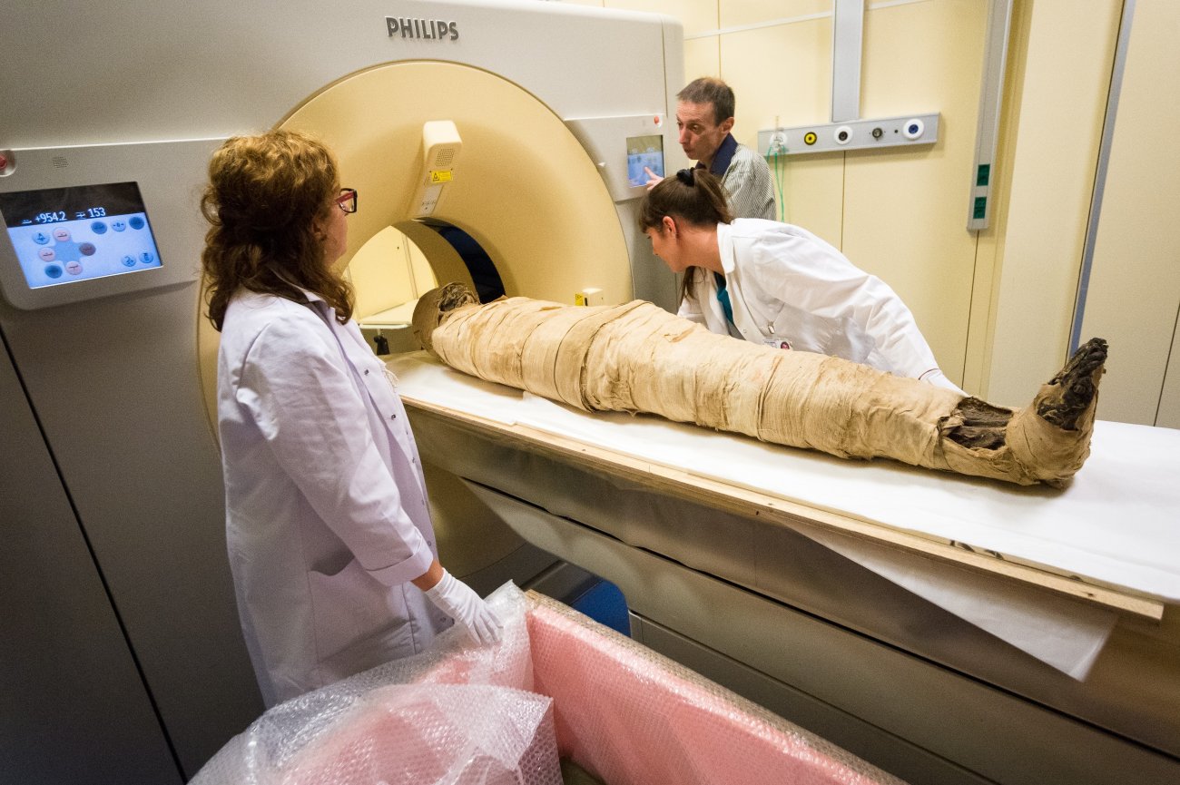 Passage d'une momie dans un ct scan